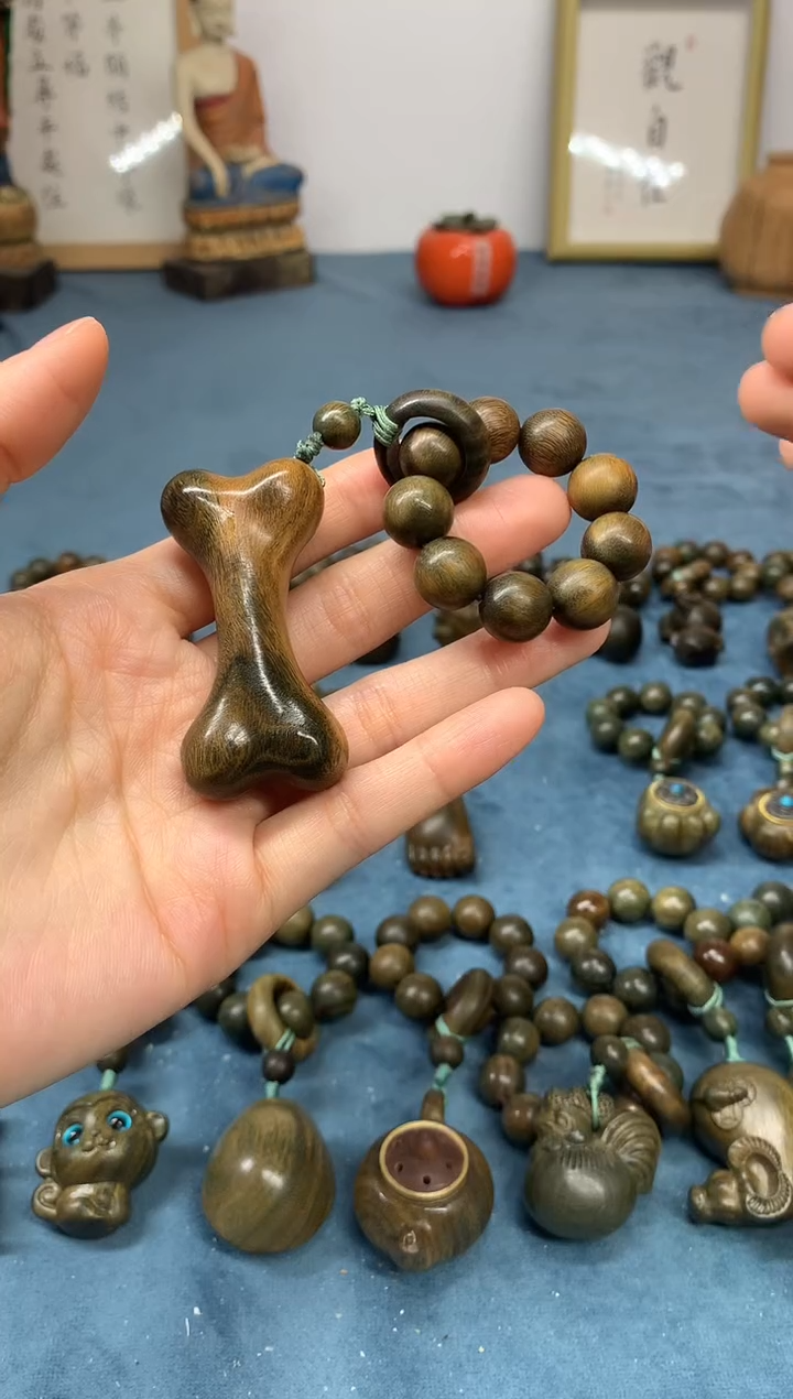 【闪购商品】维腊木（绿檀）把件骨头按摩棒