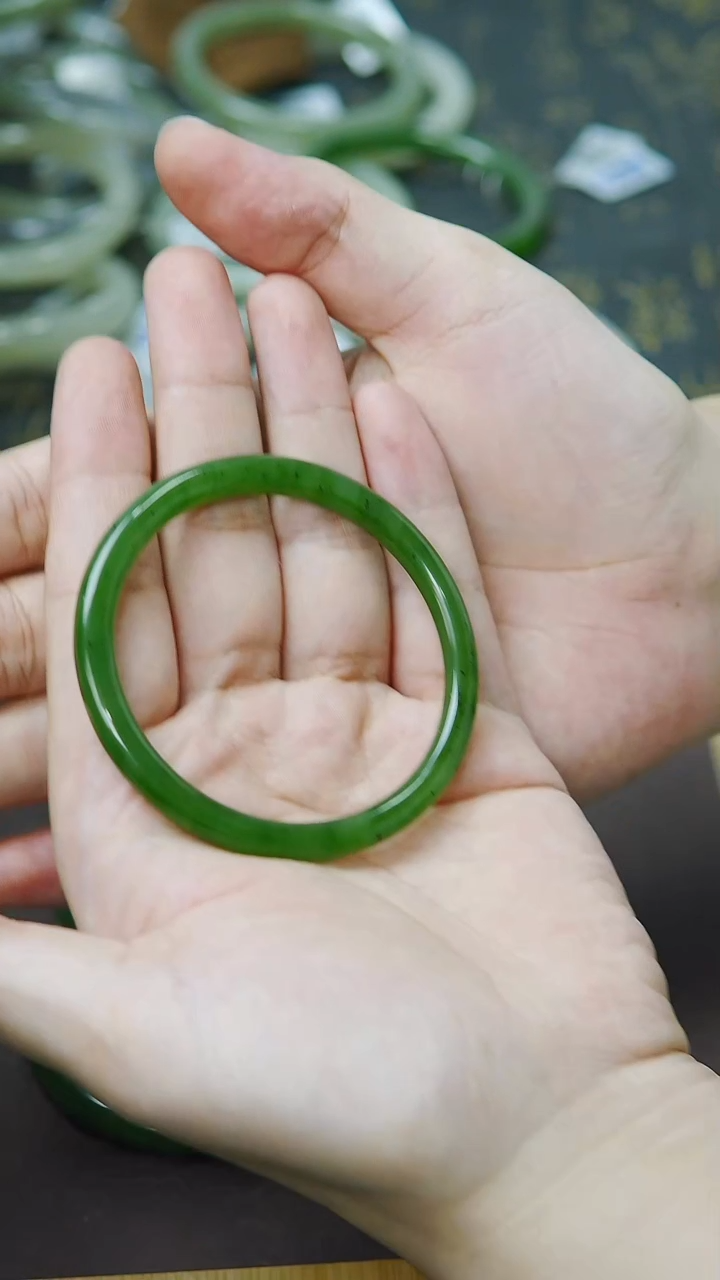 未镶嵌手镯和田玉61圈口特色辣绿