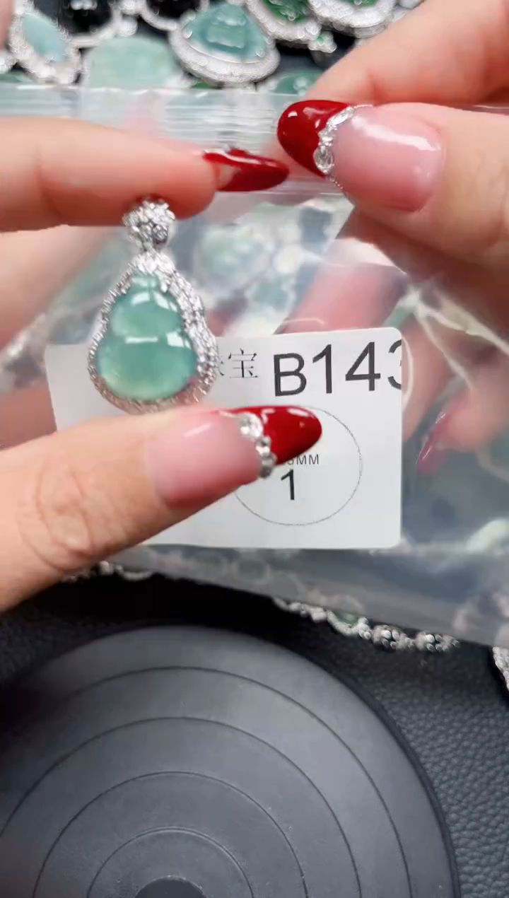 【闪购商品】翡翠颈饰未镶嵌赠皮绳143