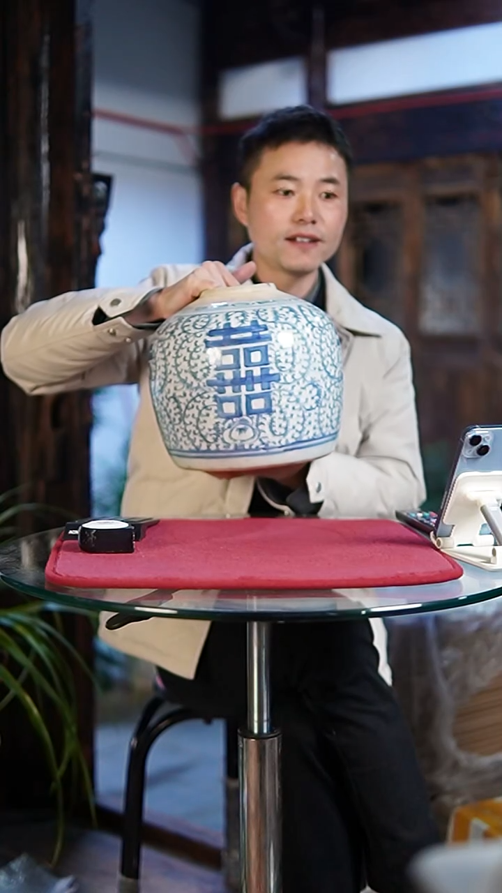 十*.青花缠枝莲喜字罐