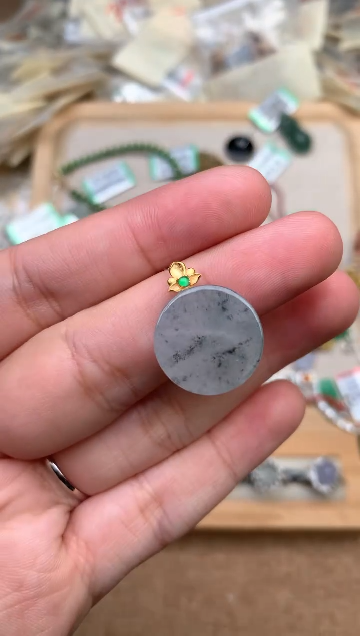 18K金镶嵌挂件翡翠一