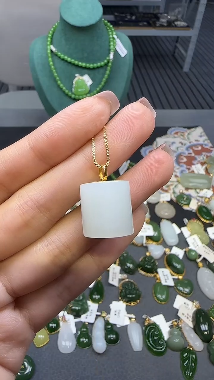 18K金镶嵌和田玉挂件 不含链