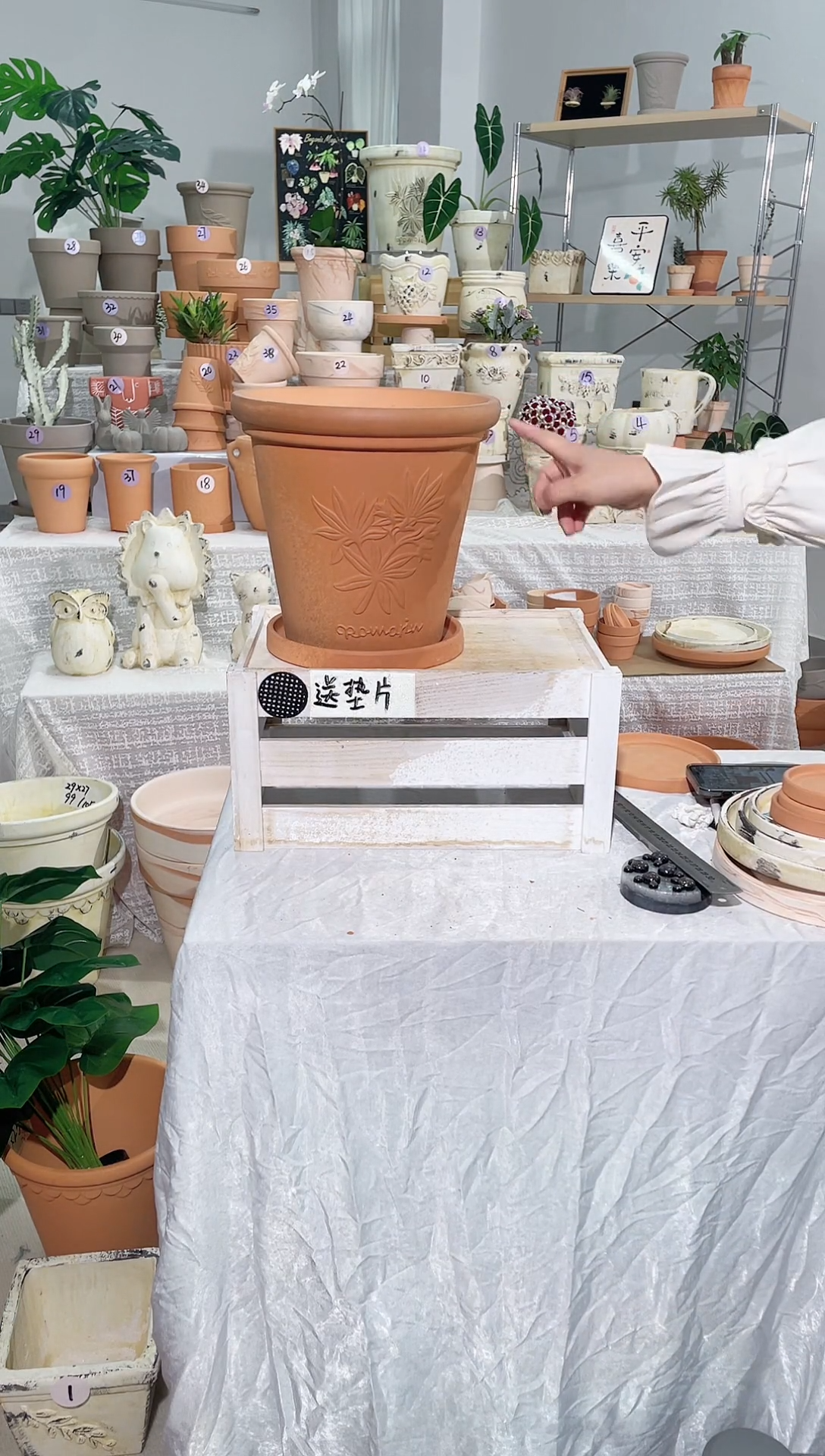 【闪购商品】陶1个带托红陶 浮雕香草口径25*高23 