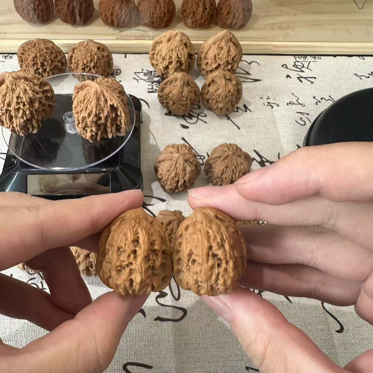 33-29精品手捻文玩核桃（梨木台、磐石、野牛）