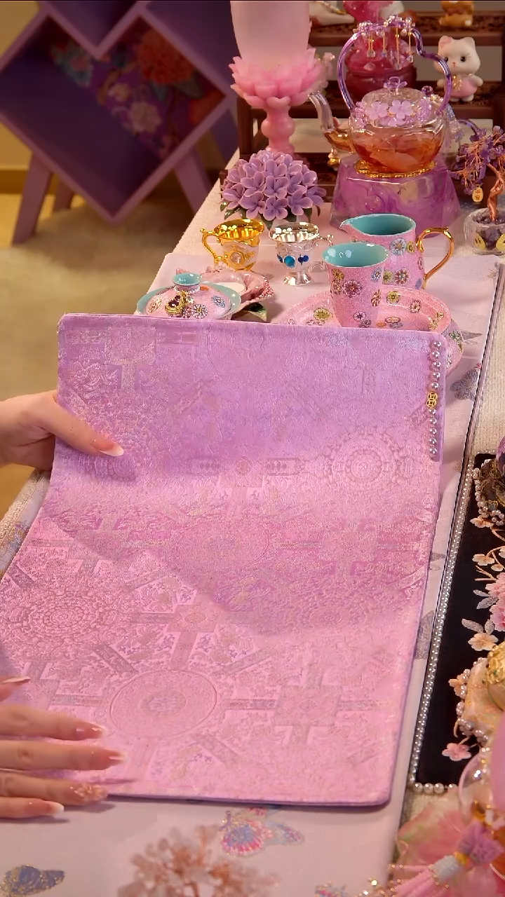 八达运 粉紫色茶席如图所示