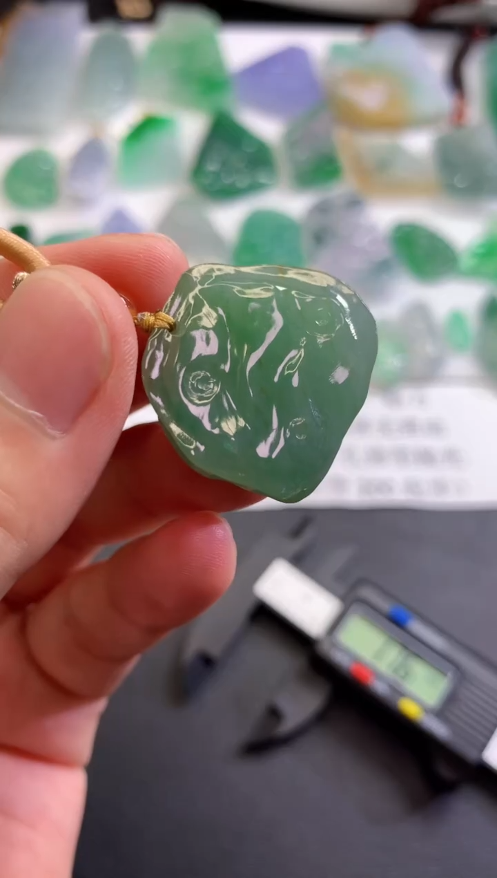 翡翠未镶嵌颈饰   