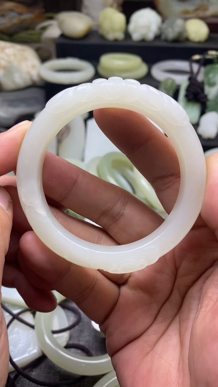 颈饰未镶嵌和田玉恭**财手镯