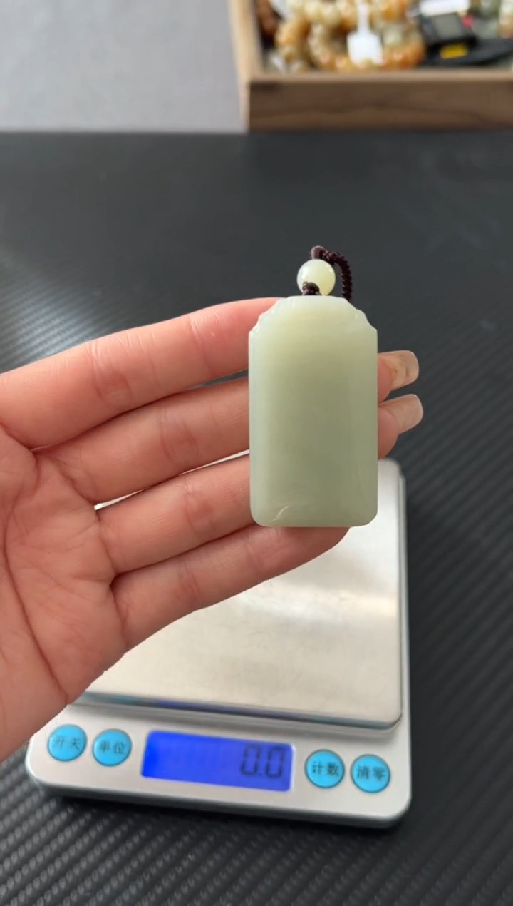 吊坠(赠链)未镶嵌和田玉且末微色差近矿吊坠