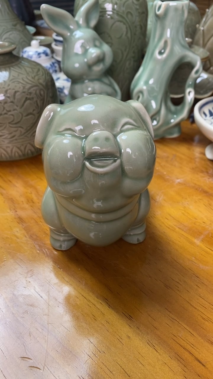 杯青瓷仰头猪摆件