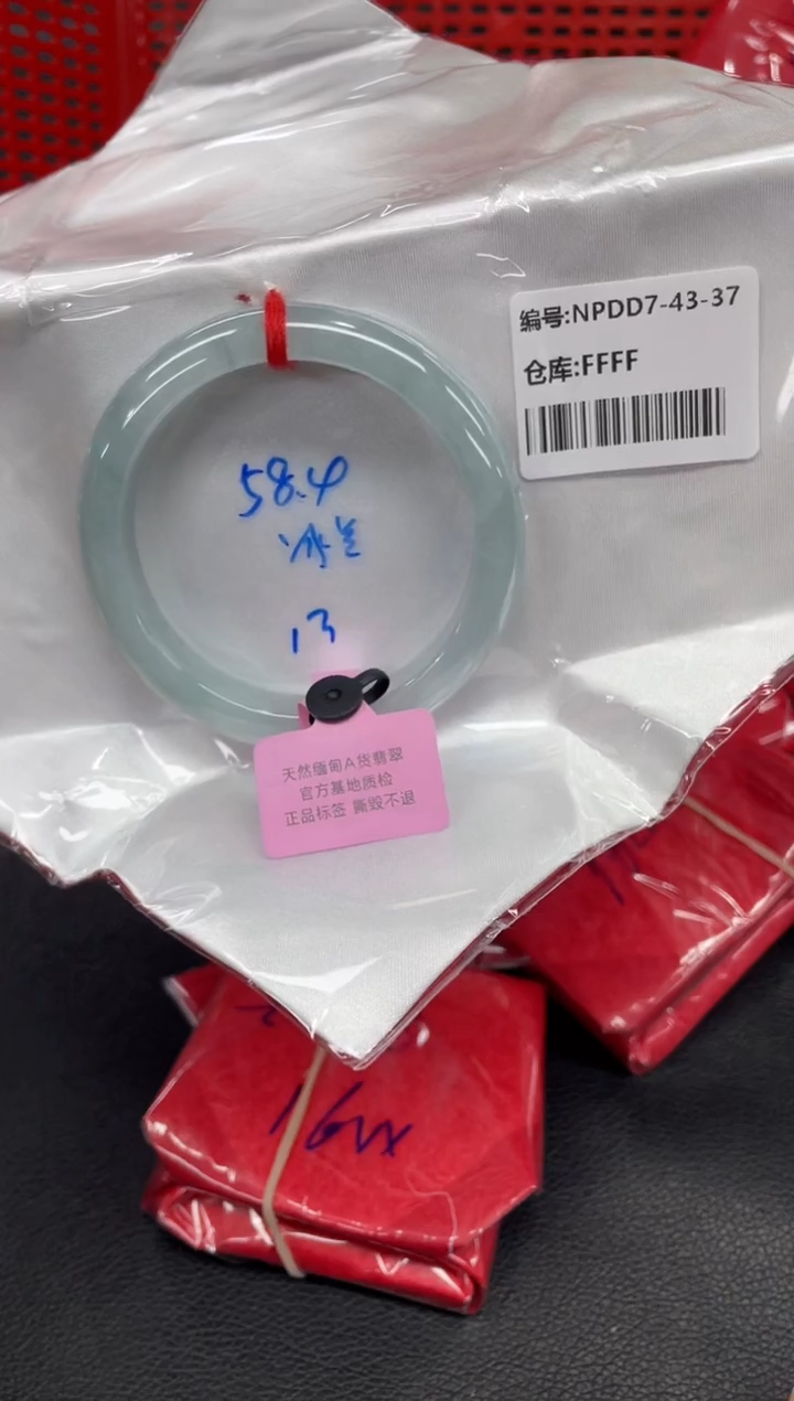 翡翠手镯未镶嵌翡翠手镯