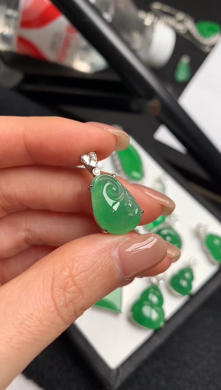 颈饰18K金镶嵌翡翠如意