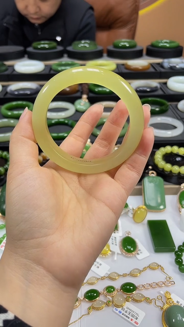 【闪购商品】和田玉手镯未镶嵌58