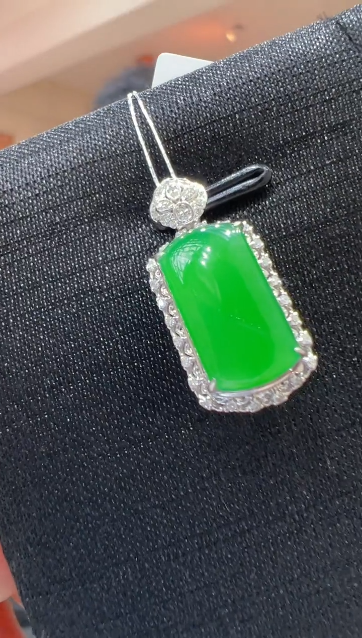 【闪购商品】翡翠吊坠(不含链)18K金镶嵌           