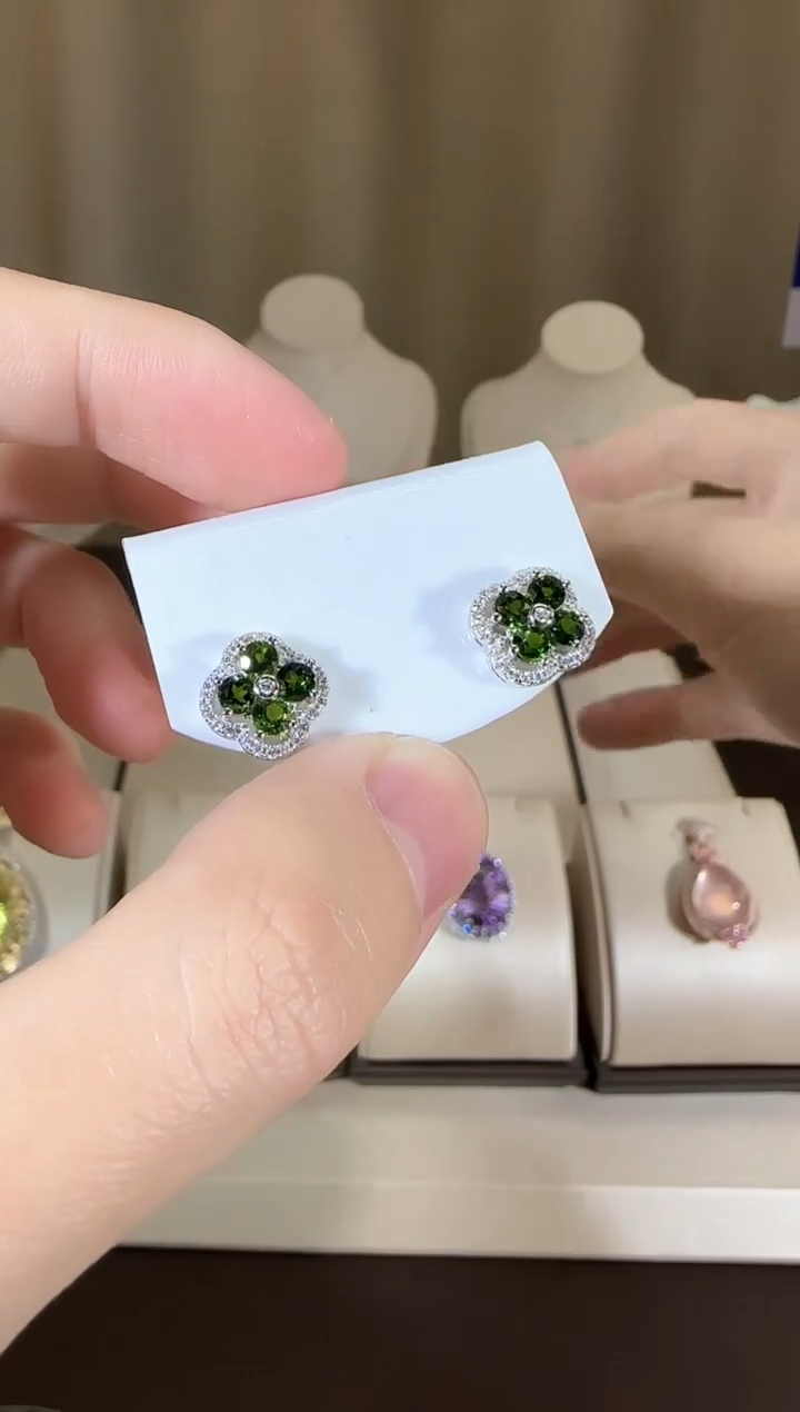 【闪购商品】透辉石耳钉银S925镶嵌10mm四叶花