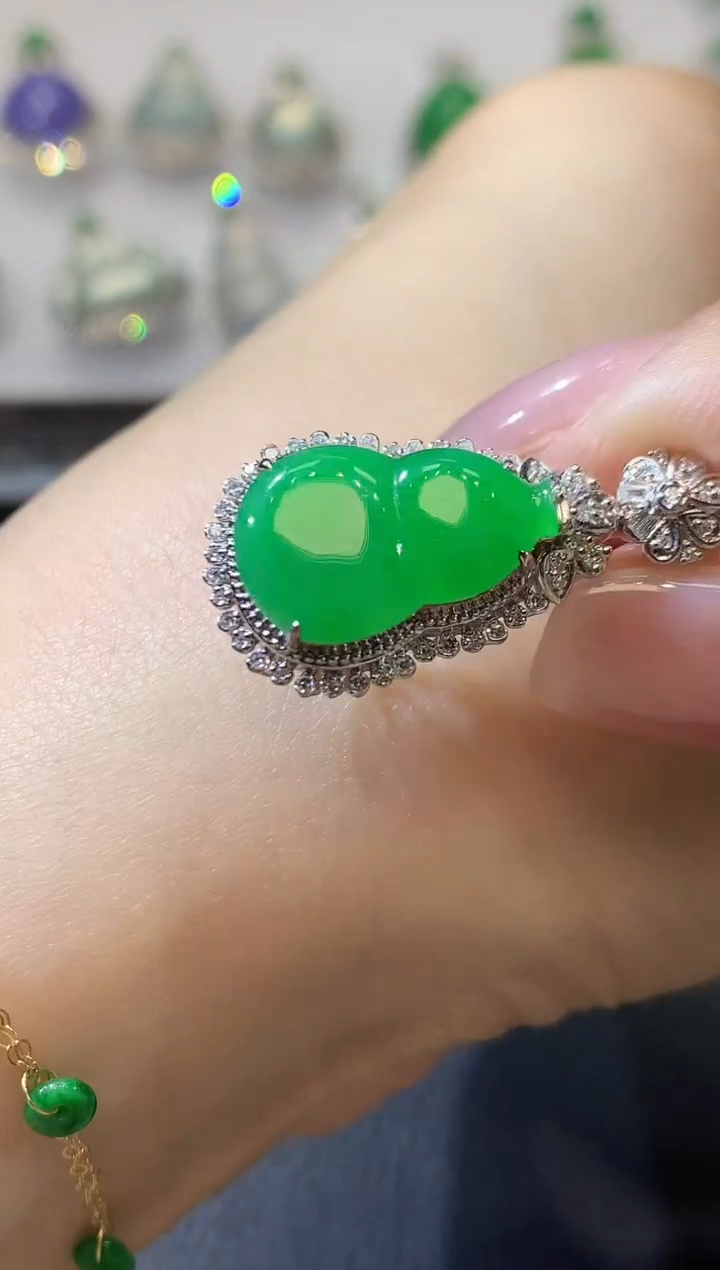 【闪购商品】翡翠吊坠(不含链)18K金镶嵌A41