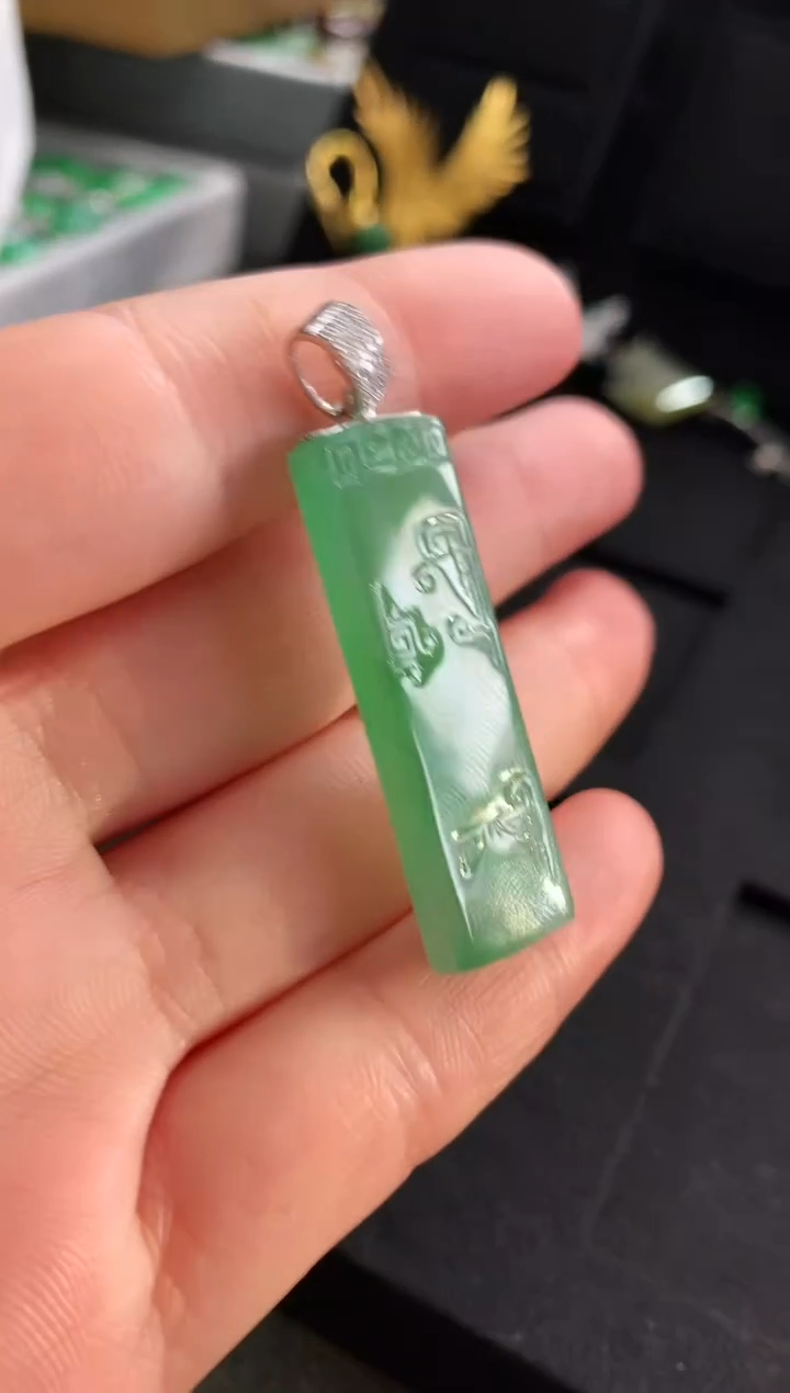 【闪购商品】翡翠吊坠(不含链)18K金镶嵌吊坠