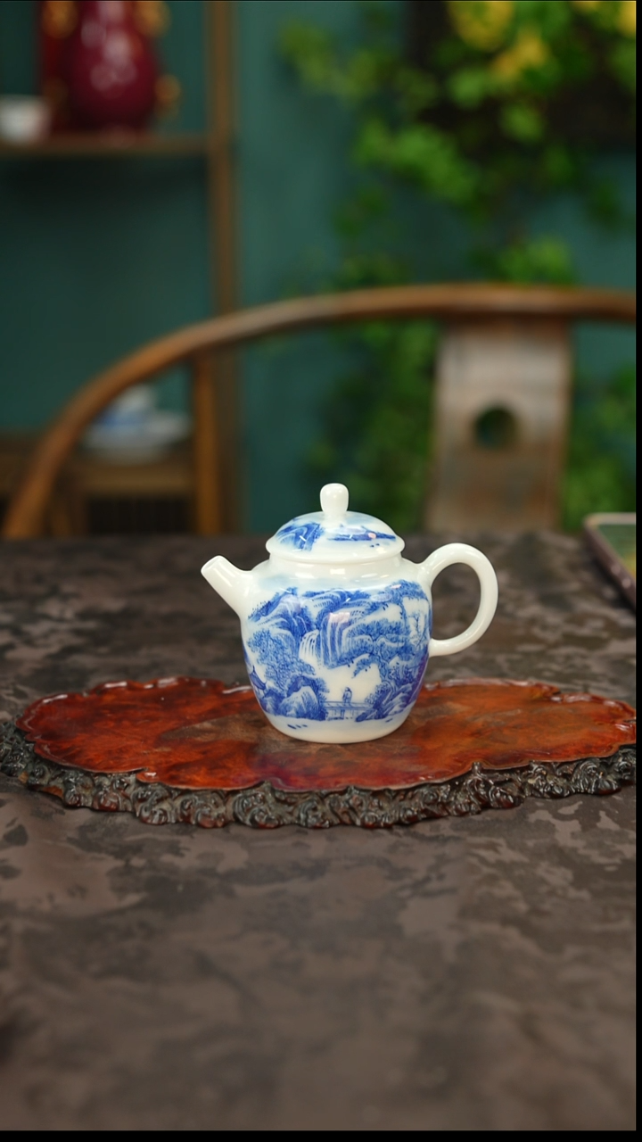 青花手绘山水茶壶