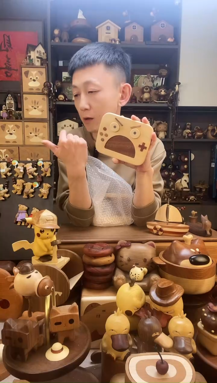 木H****H怪兽  相框343号