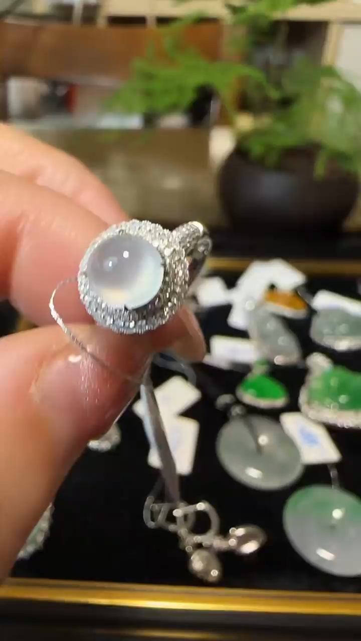 【闪购商品】翡翠戒指18K金镶嵌天然缅甸翡翠A货白冰蛋面戒指