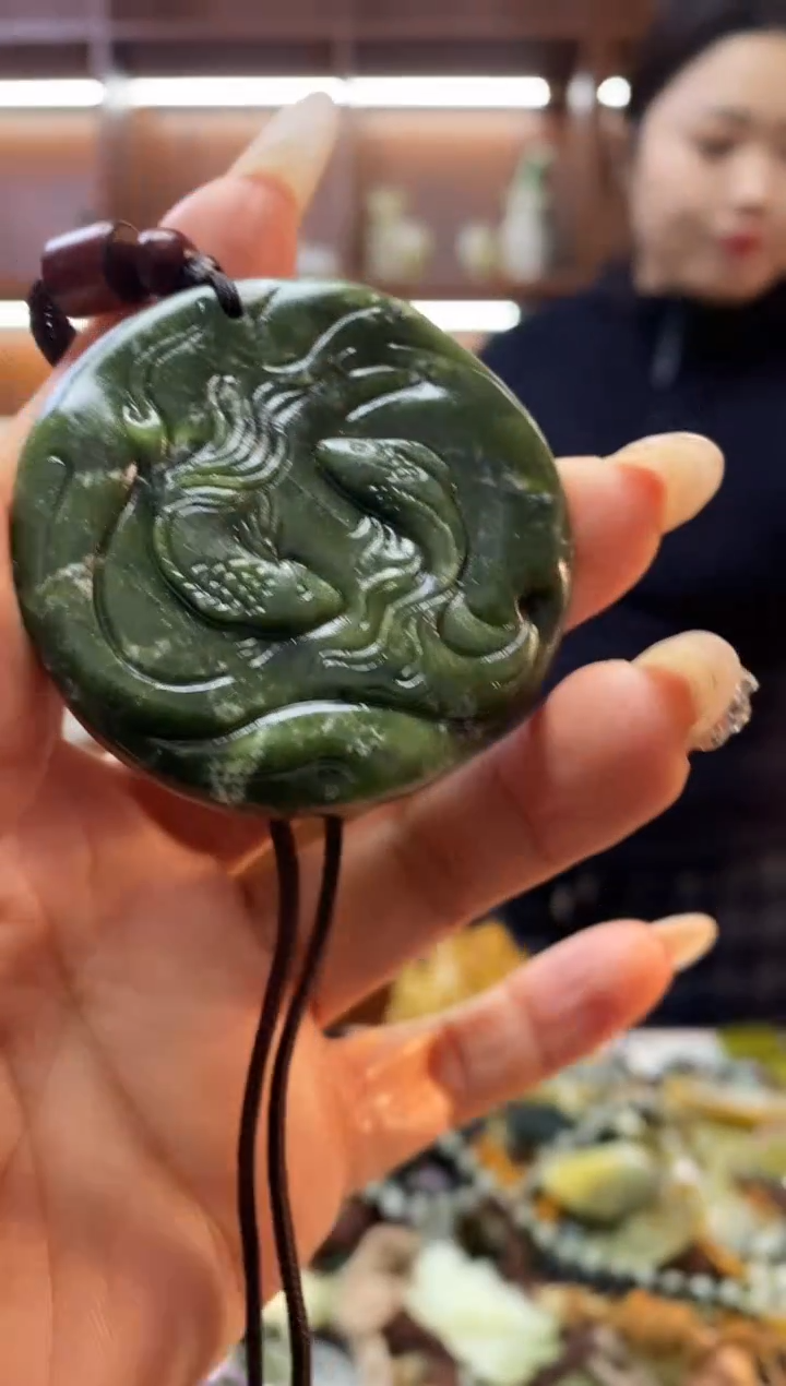 未镶嵌蛇纹石玉吊坠    