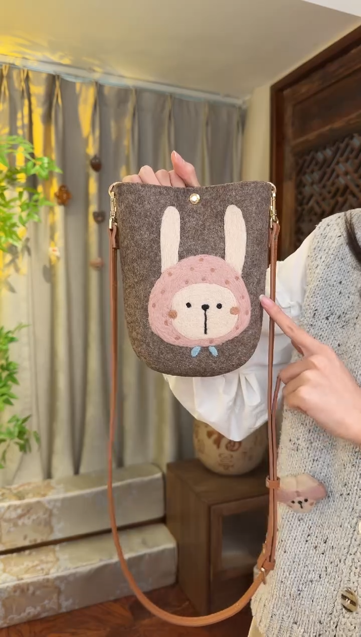 羊毛非遗羊毛毡包 手机包兔子