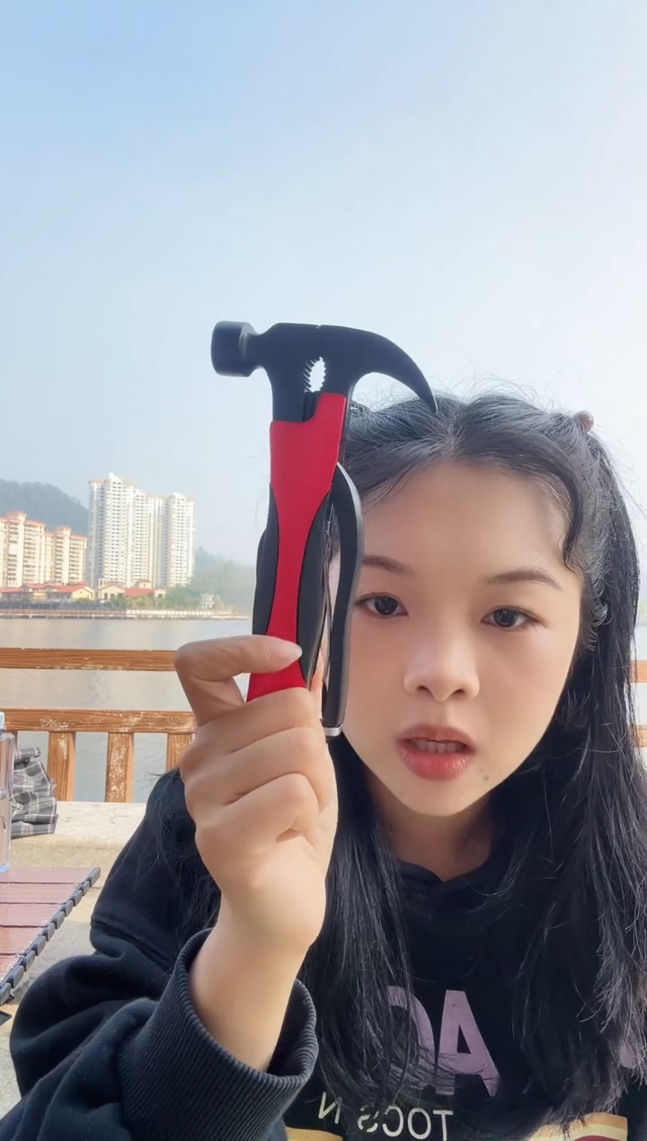 红色多功能羊角锤