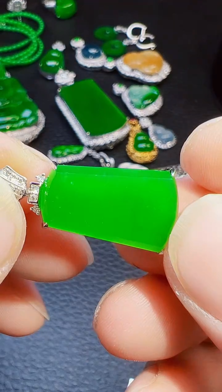 颈饰18K金镶嵌翡翠从*翡翠