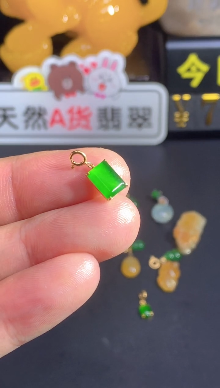 颈饰18K金镶嵌翡翠   