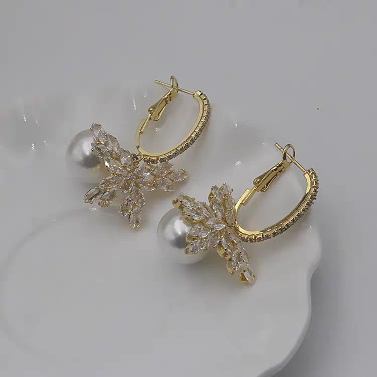 铜合金仿水晶耳饰 231金色蝴蝶女耳钉小众高级感饰品轻奢百搭气质