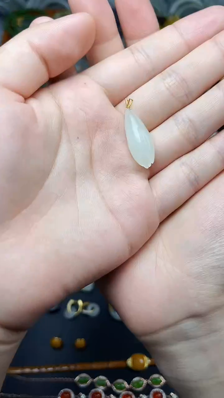 颈饰18K金镶嵌和田玉玉兰花 06