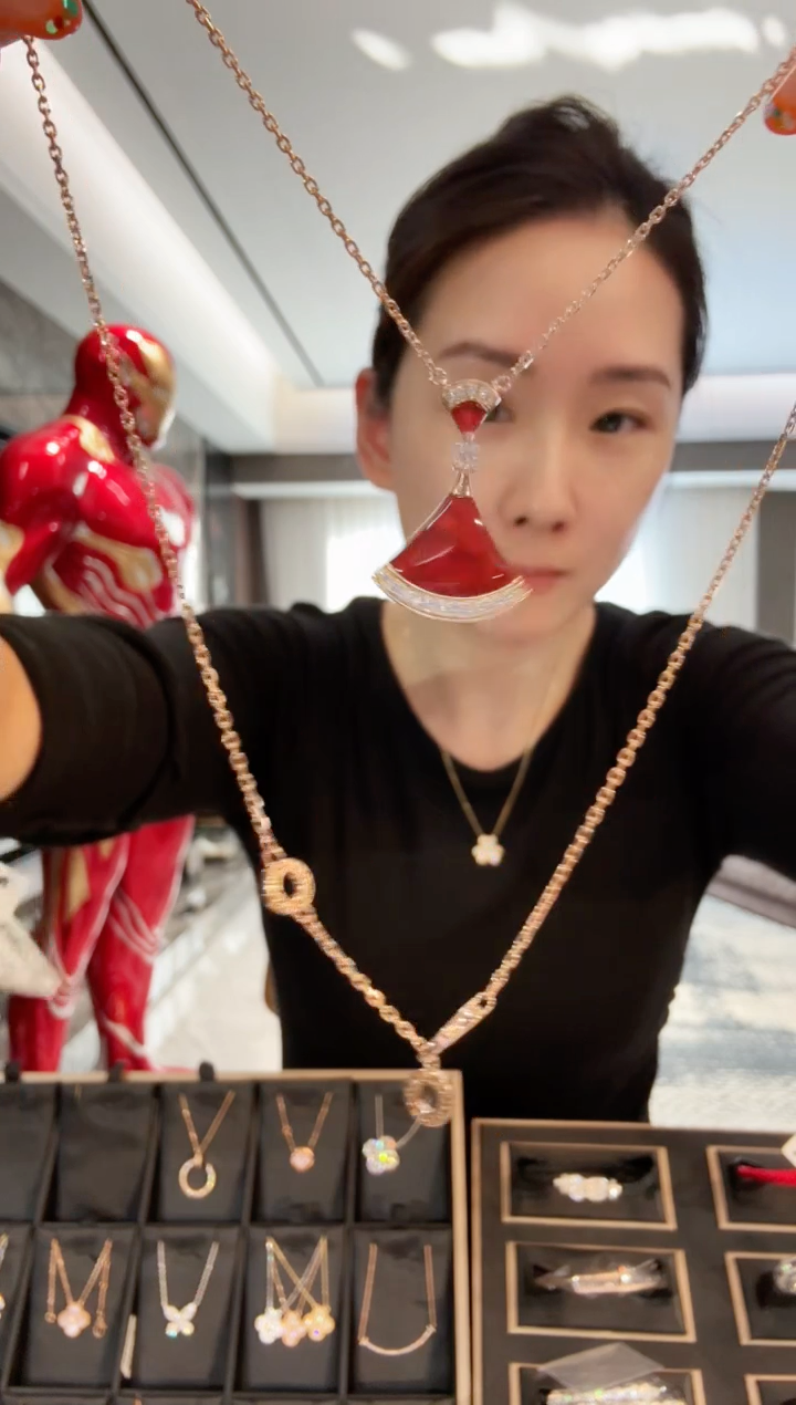 颈饰18K金镶嵌钻石红裙子项链