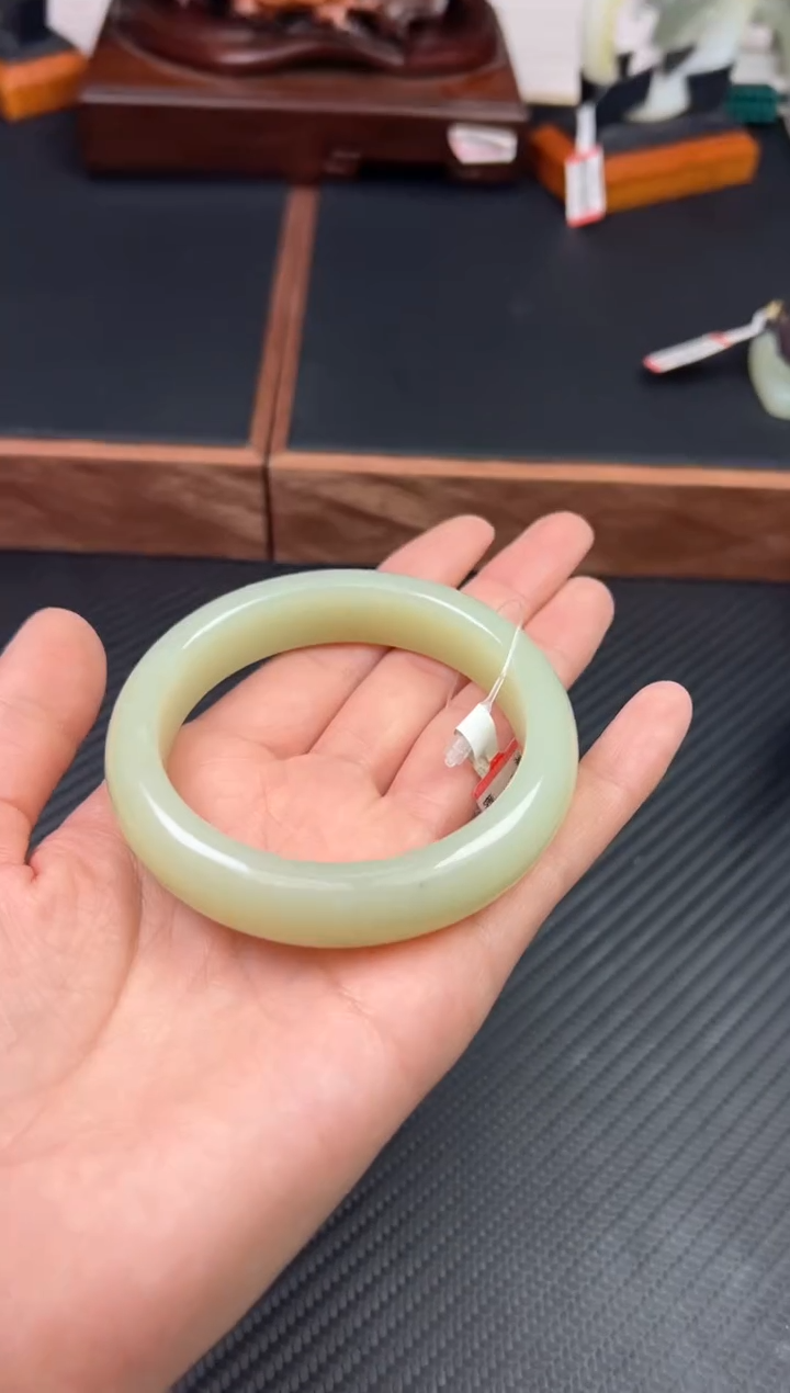 和田玉未镶嵌手镯且末微色差迪克兰二细57+