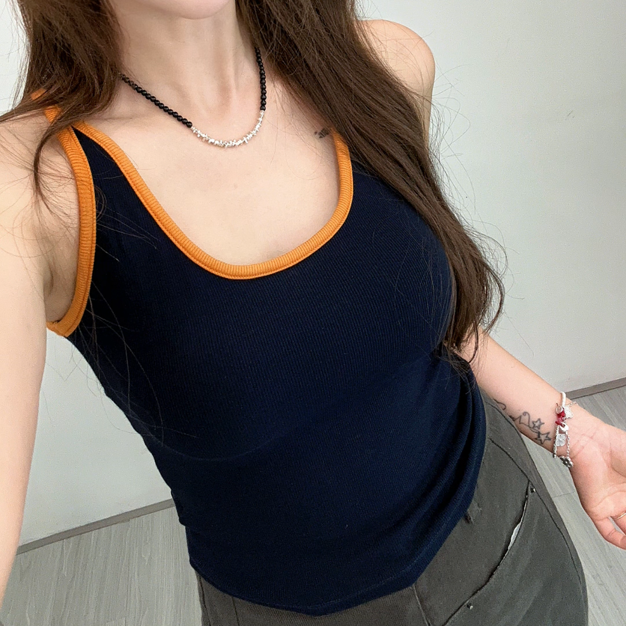 恰逢景梅子自留款秋季吊带时尚打底外穿女士百搭带胸垫撞色背心女