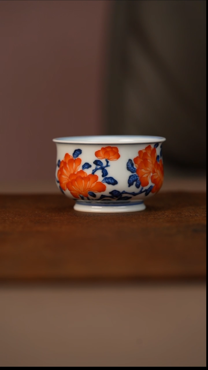 又见春风青花矾红石榴花炉式杯