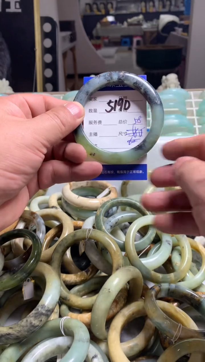 【闪购商品】蛇纹石玉手镯未镶嵌5190