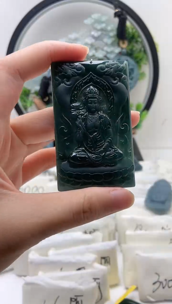 翡翠未镶嵌颈饰大势至