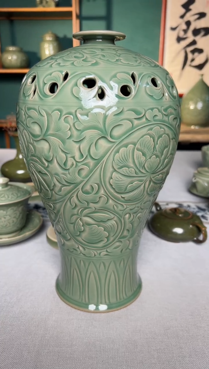 【闪购商品】其他纯手工秘色缠枝牡丹镂空梅瓶