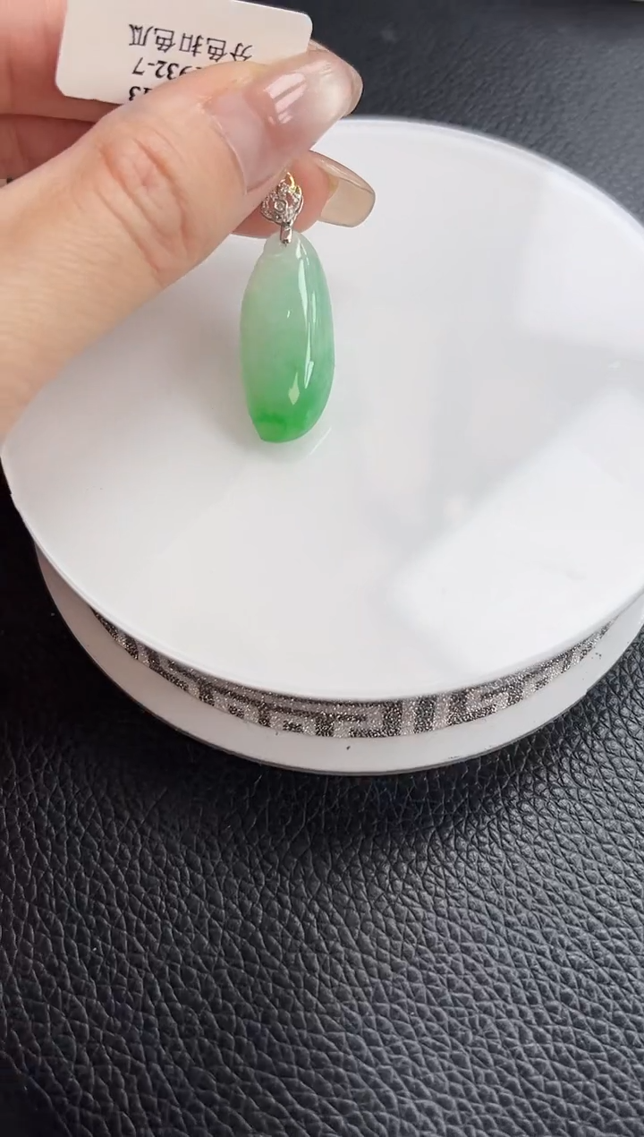 【闪购商品】翡翠颈饰18K金镶嵌福瓜