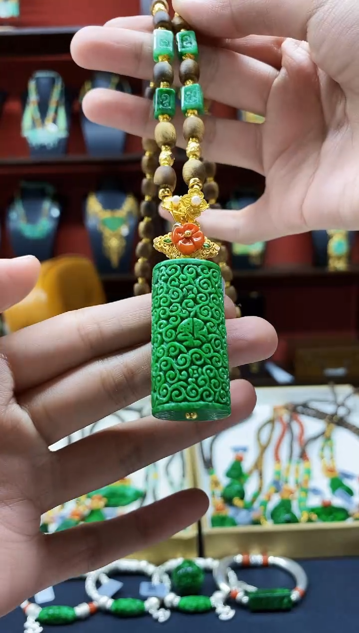 颈饰未镶嵌翡翠吊坠