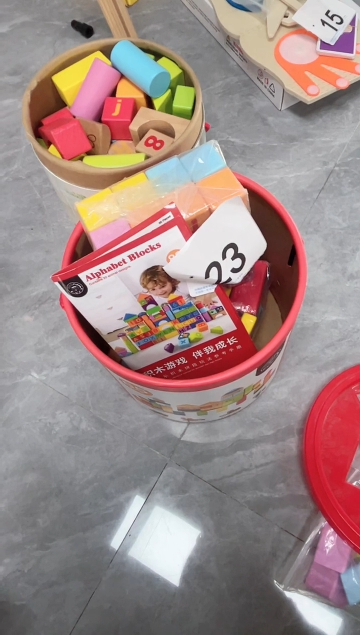 红色成套桶装积木（23）