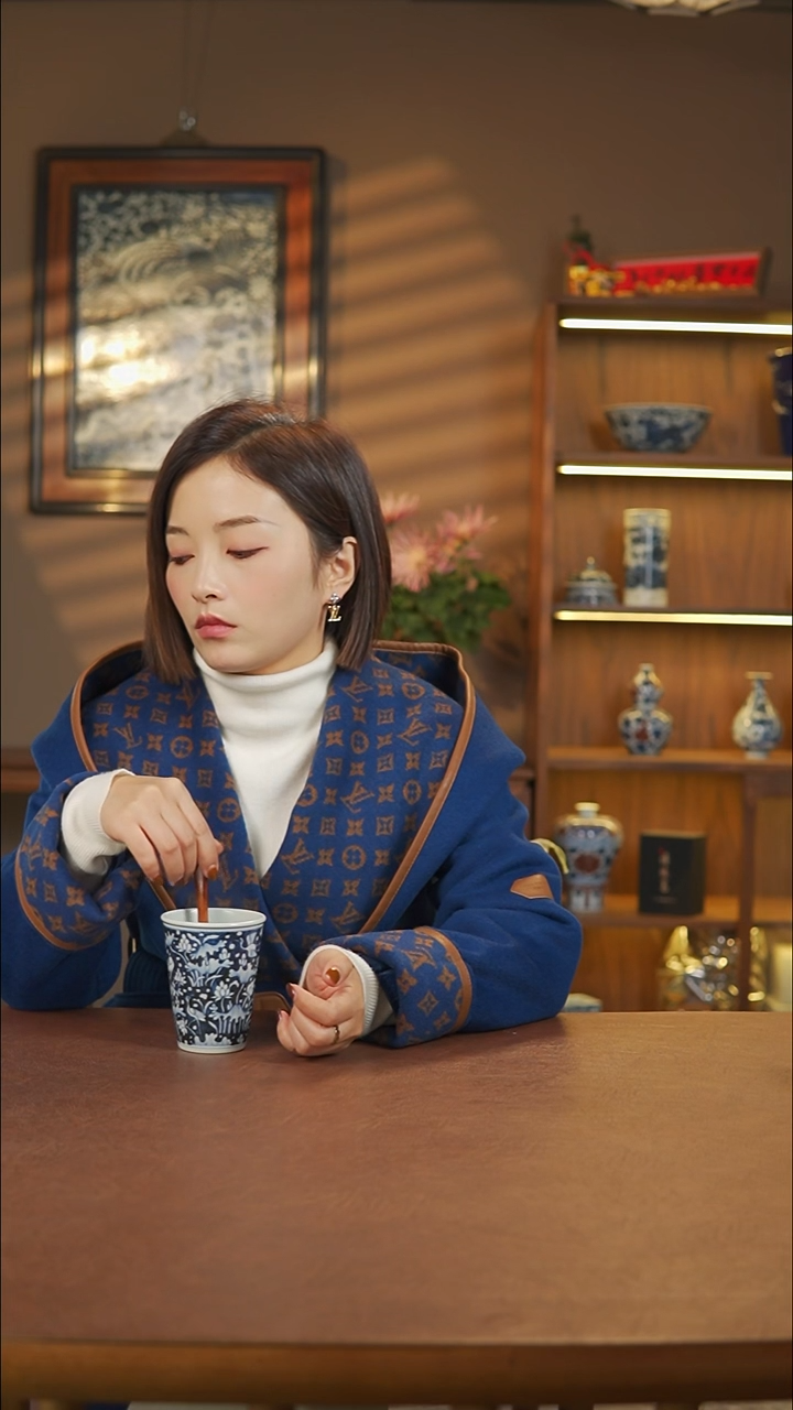 元青花胖头鱼直口杯