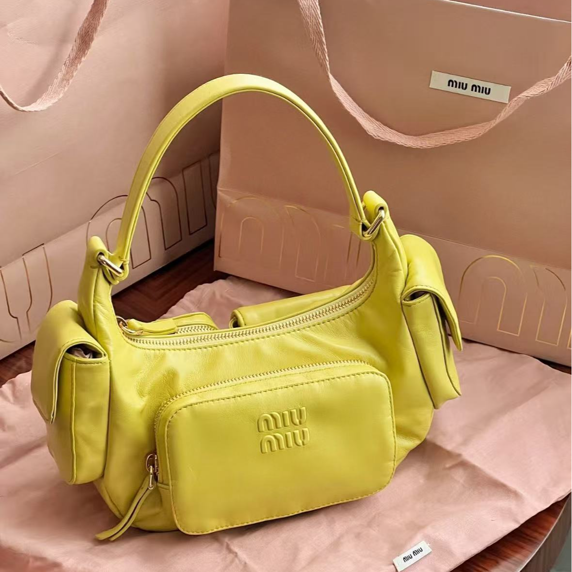 95新 MIU MIU/缪缪 展会外场！柠檬黄机车hobo包