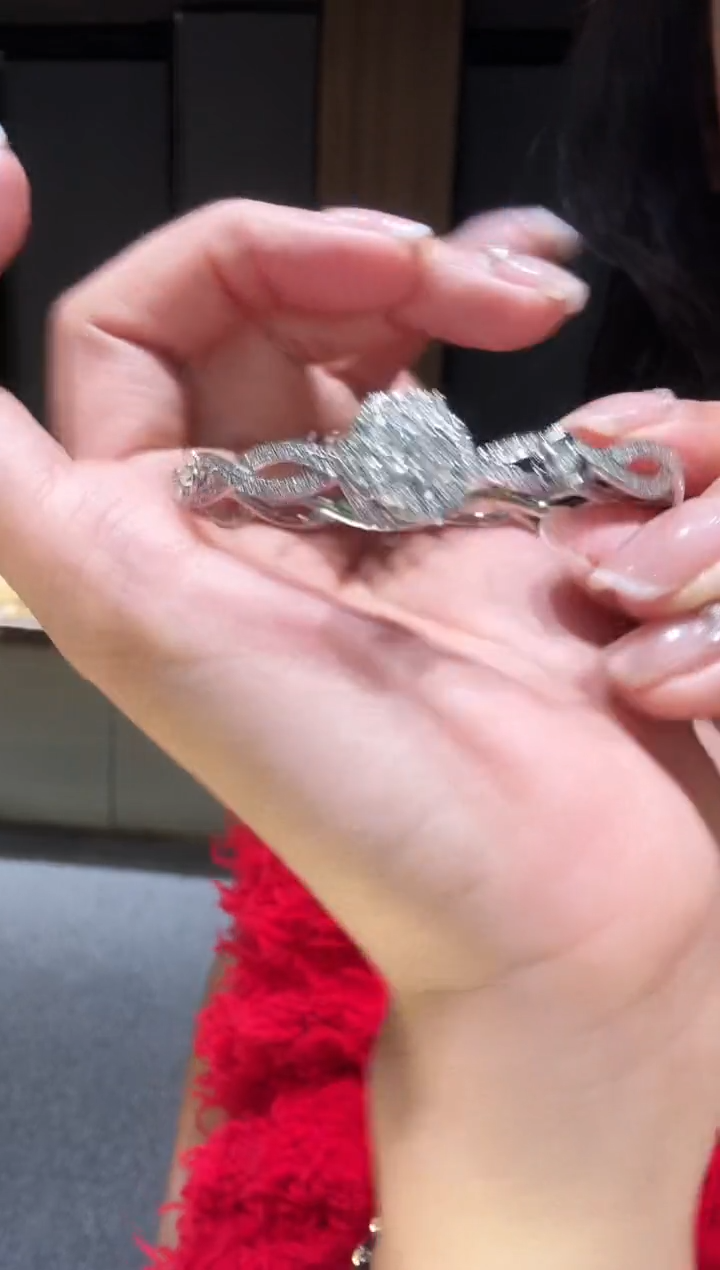 【闪购商品】钻石手镯18K金镶嵌山茶花