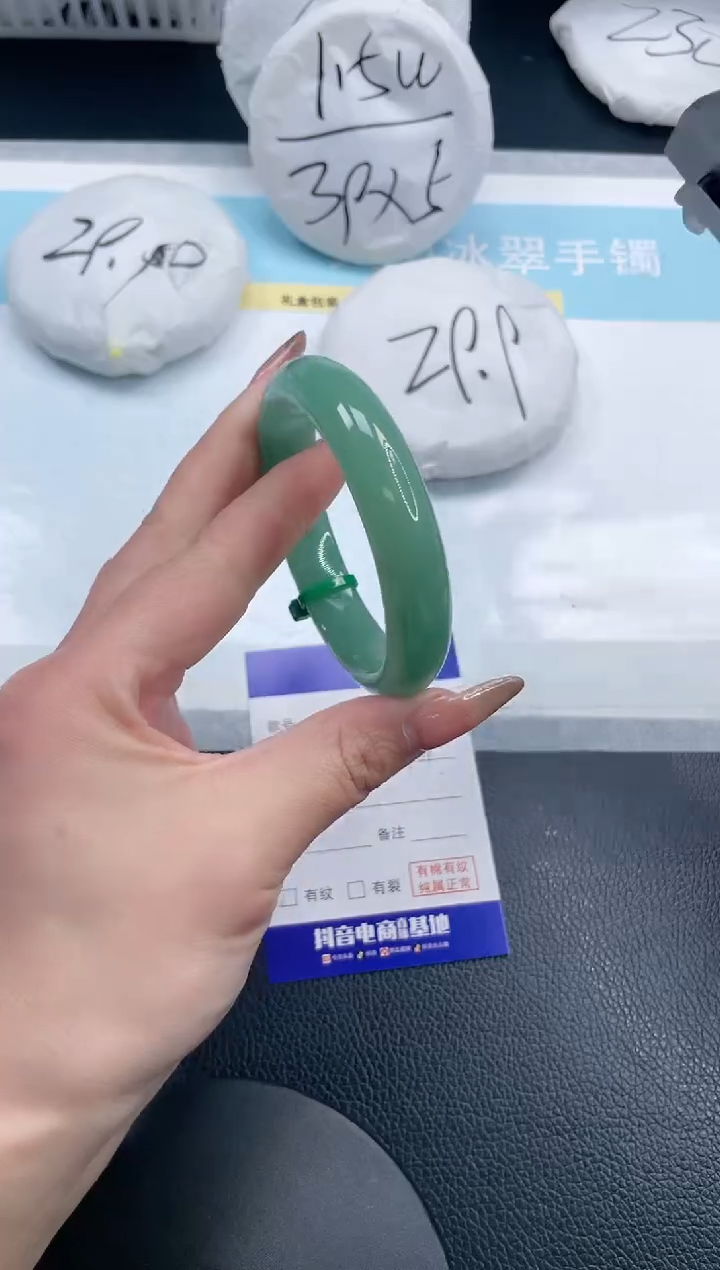 【闪购商品】石英质玉手镯未镶嵌7S337-54