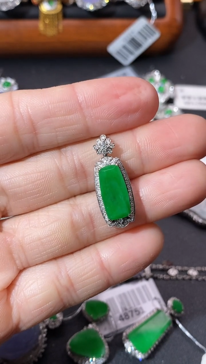 【闪购商品】翡翠吊坠(不含链)18K金镶嵌吊坠