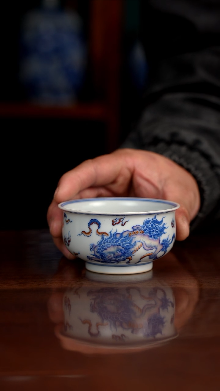 空山明月新派斗彩狮子主人杯