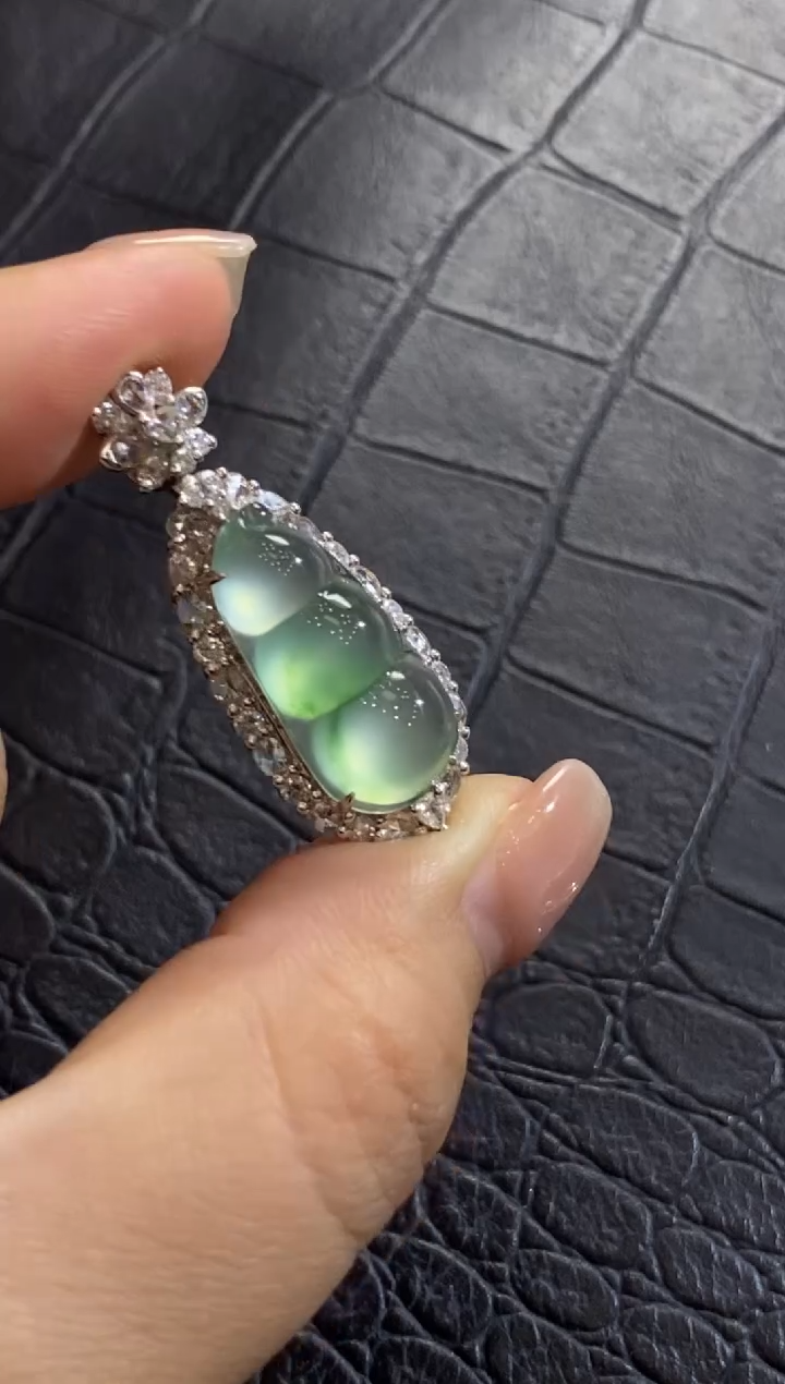 颈饰18K金镶嵌翡翠收到货48小时鉴赏期（超时不退不换）