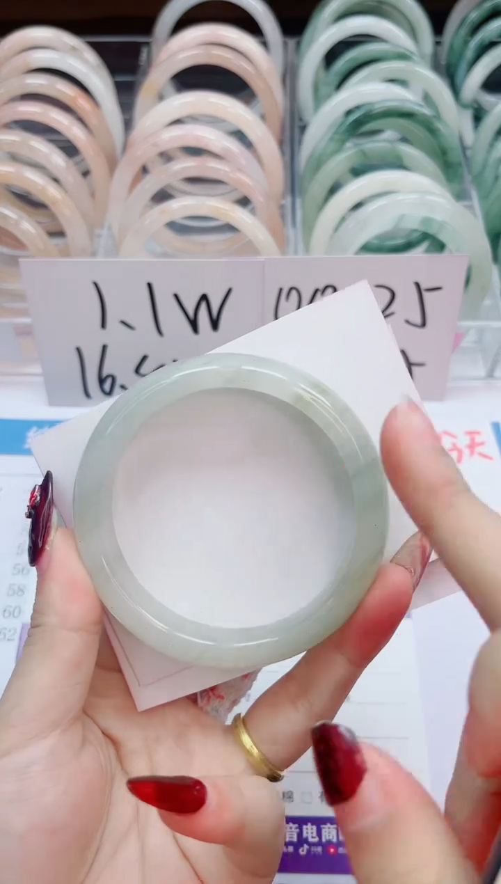 【闪购商品】石英质玉手镯未镶嵌180-59.4