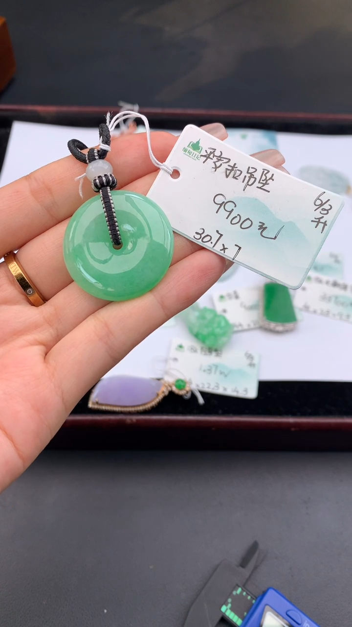 【闪购商品】翡翠颈饰未镶嵌女神节#送礼#，下单联系客服核对地址~