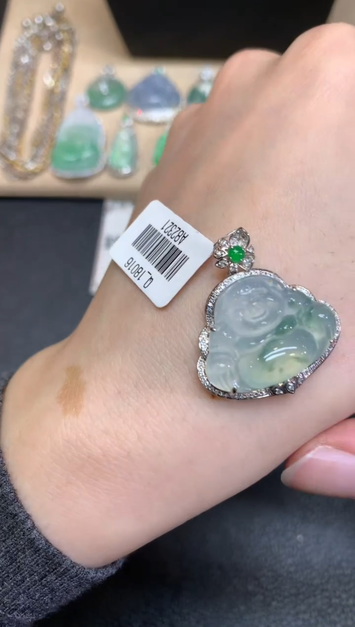 【闪购商品】翡翠颈饰18K金镶嵌佛公【无服务费】